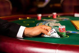 Tim satebet bekerja di studio dengan peralatan streaming live dealer
